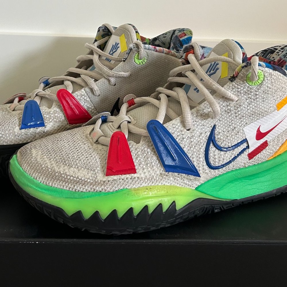 Kyrie 7's, Light Bone/Game Royal-White, size 7mens